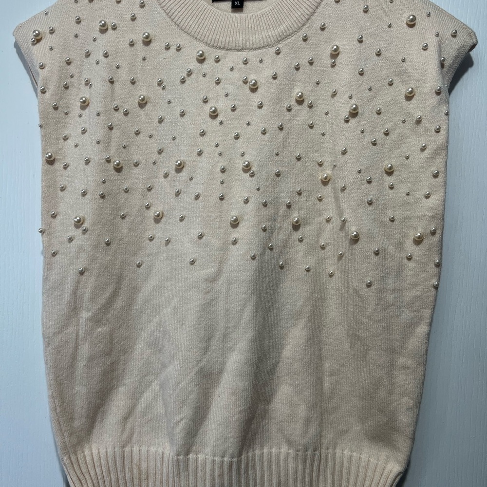 Chic Sleeveless Sweater with Pearl Details